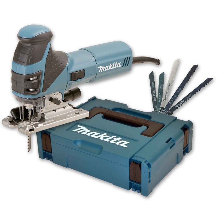 Makita 4351FCTJ sticksåg med blått hölje och flera sticksågblad vid sidan, presenterad ovanpå en matchande Makita-väska.