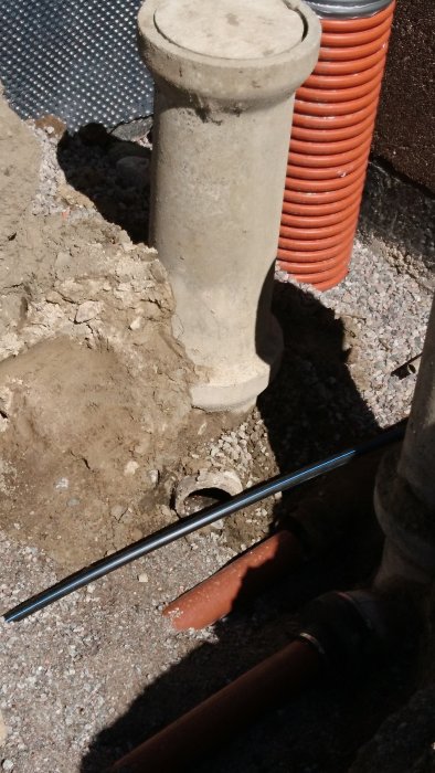 Gamla och tillfälliga rör vid husgrund som ska bilas ut och ersättas med nya plaströr.