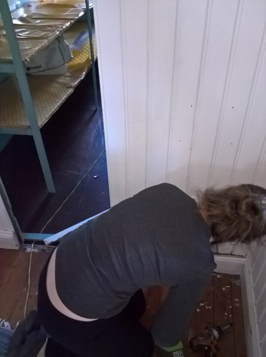 Person som river interiör för att förbereda kattvind för renovering.