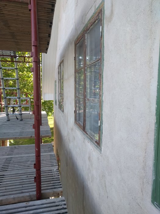 Gamla fönsterkarmar utan fönsterbleck i en reveterad 30-talsvilla under renovering, synliga spår för nytt bleck.