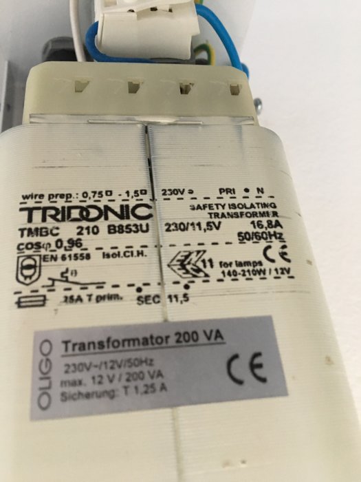Transformator med tekniska specifikationer och CE-märkning synlig.