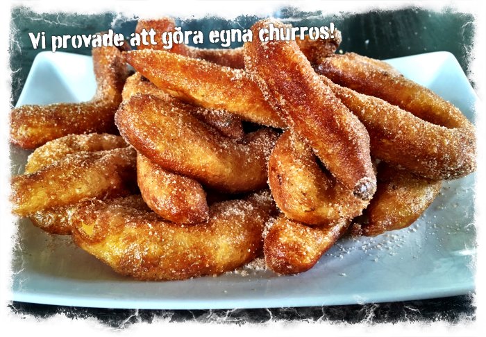 Hemlagade churros med sockerströssel på en vit tallrik.