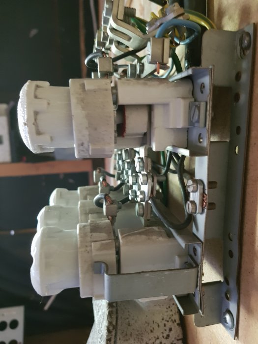 Gammal central med inaktiverad tre fas handske i metall, säkerhetsavstängd.