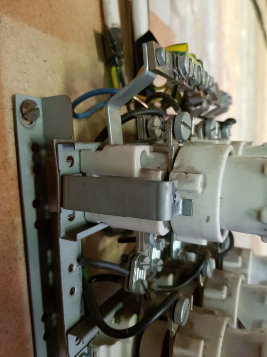 Gammal 3-fas handske i en elcentral med synliga kablar och brytare, inte i bruk.