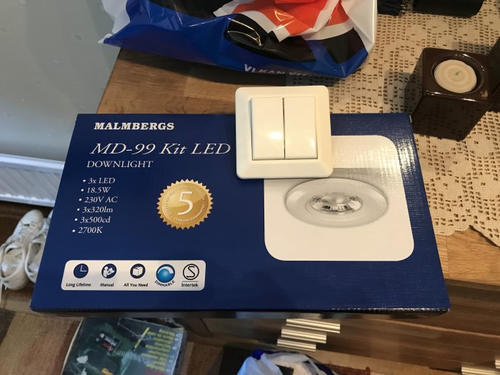 Förpackning av Malmbergs MD-99 Kit LED downlight med specifikationer och dosdimmer ovanpå.