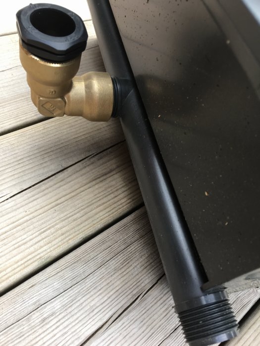 Provisorisk montering av en 90 gr PRK och Gardena ventilbox på trägolv.