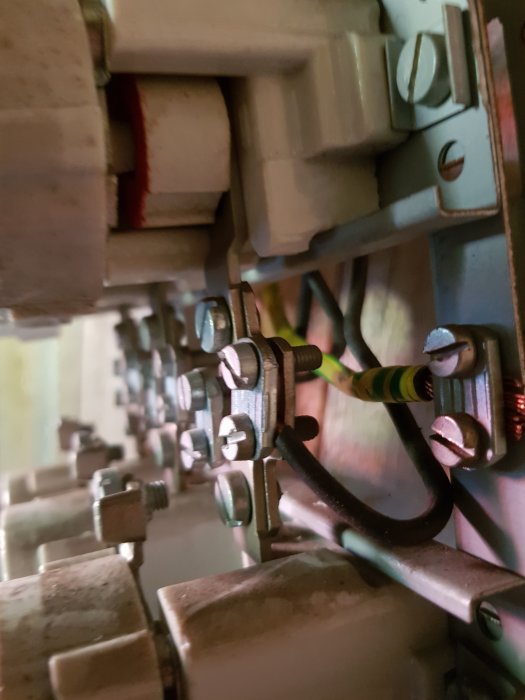 Närbild på elinstallation med fästanordningar och kablar i ett byggprojekt.