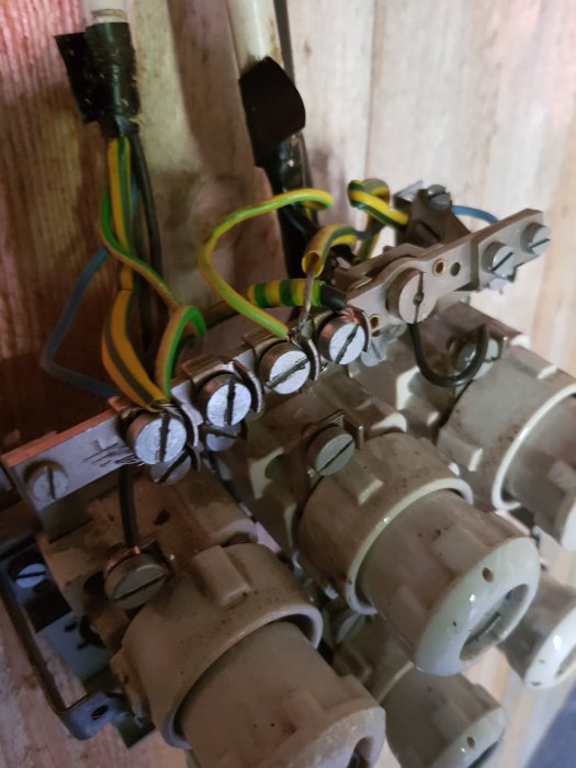 Eldriven anslutningsbox med flera kopplade elektriska uttag och kablar i ett pågående byggprojekt.