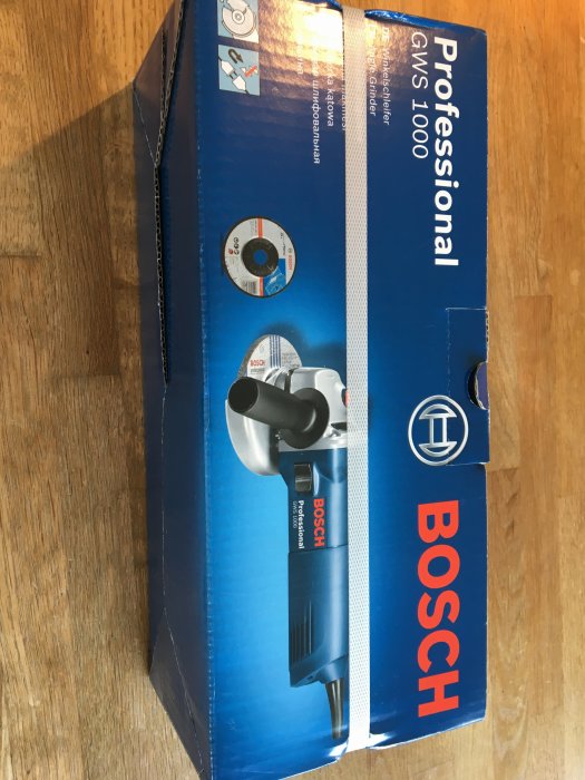 Bosch Professional GWS 1000 vinkelslip i originalförpackning på trägolv.