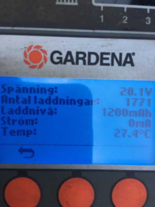 Displayer på en Gardena-laddare som visar spänning, antal laddningar, laddnivå, ström och temperatur.