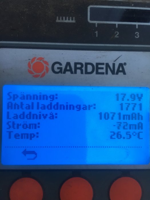 LCD-display på en Gardena enhet som visar laddningsstatus med spänning, antal laddningar, laddningsström och temperatur.