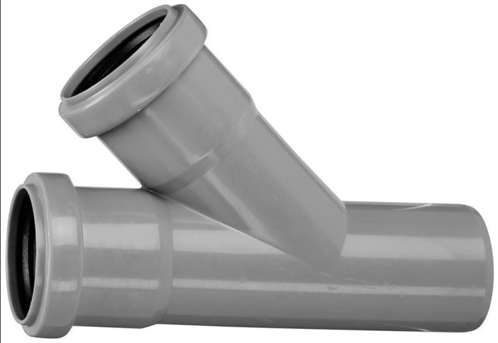 Vinkelkoppling av grå PVC för avloppsrör indikerad som möjlig lösning för ventilation av avloppet i en Attefallstuga.