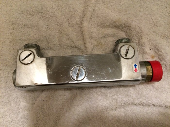 FMM duschblandare från 1000-serien med rundade spår för smutsfilter på ett handduk.