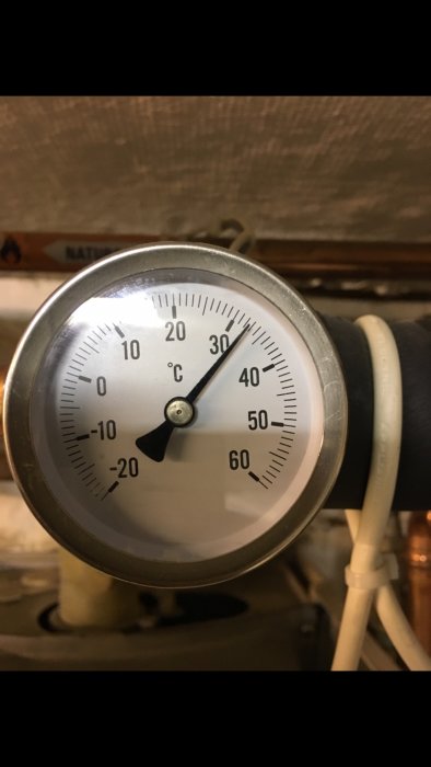 Termometer som visar cirka 50 grader Celsius, del av värmesystem.