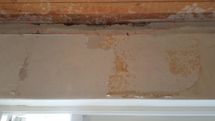 Glipor mellan takbjälke och vägg markerade med röd cirkel, osäkerhet om detta är normalt.
