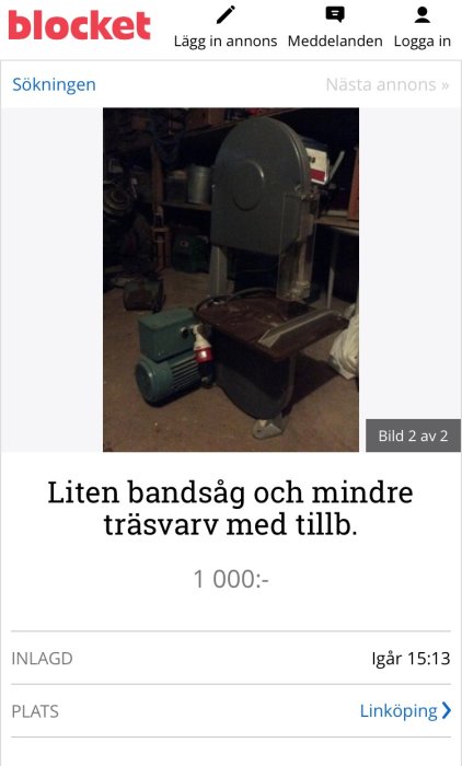 En liten bandsåg och en bänksvarv i ett mörkt garage, båda till salu.