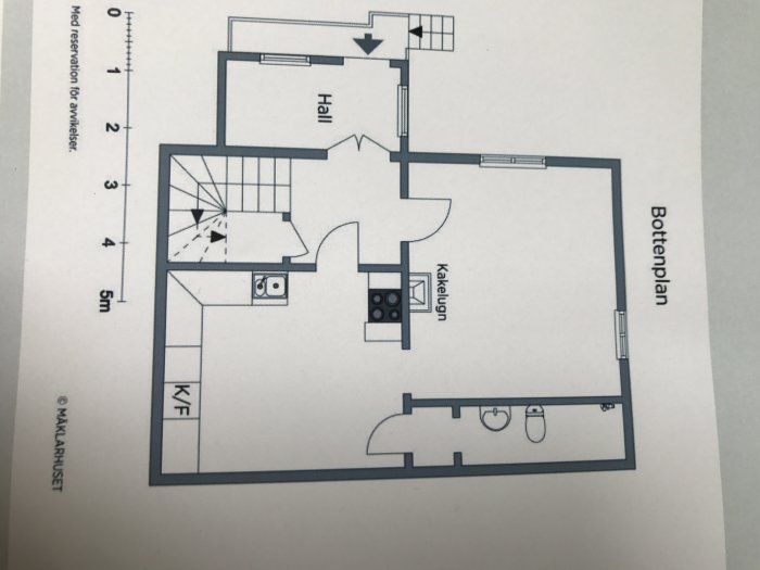 Planritning av bottenvåningen på ett sekelskifteshus med hall, kök och litet badrum, betecknat med texten "Bottenplan".