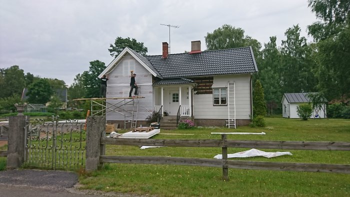 Renovering av husfasad med borttagning av eternitplattor och installation av vindskydd samt spikläkt.