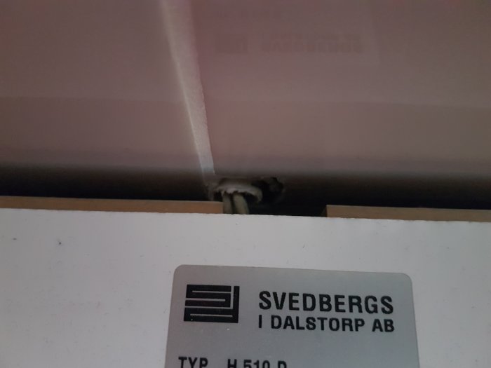 Installationspunkt för lampa ovanför en vitlackerad manual från Svedbergs i Dalstorp AB.
