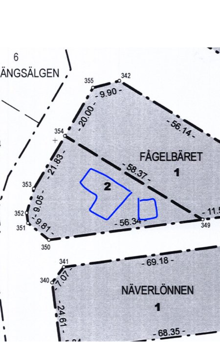 Schematisk tomtkarta med markeringar som föreslår placering av kök och vardagsrum på en byggtomt.