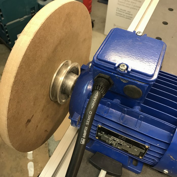 En prototyp av en tallriksslip monterad på en 1400 rpm 3-fasmotor med MDF-tallrik och remskiva.