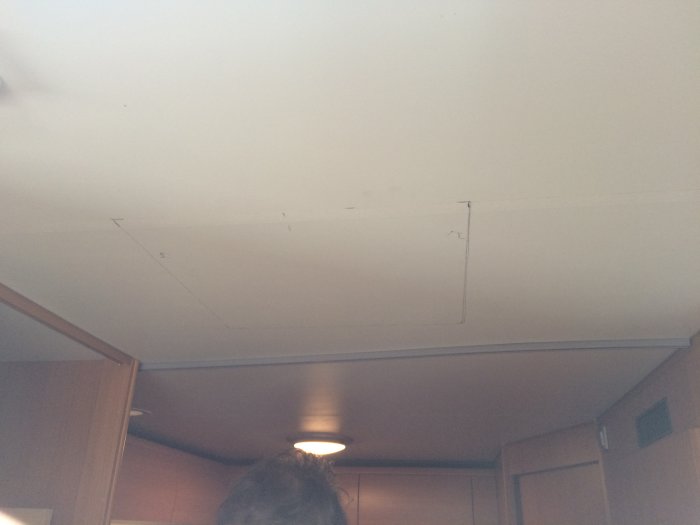 Uppmätt 40x40 cm utskärningsområde på husvagnens innertak för installation av aircondition.