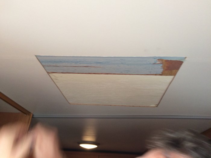 Utskuret fyrkantigt hål i taket på en husvagn inför montering av aircondition.