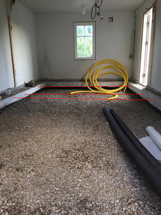 Garage med utbila betongplatta, grusfyllning, kvarlämnad kant och armeringsförslag ritat på golvet.