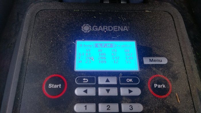 Display av en robotgräsklippare som visar signalstyrkor för guidning med knappar för start och park.