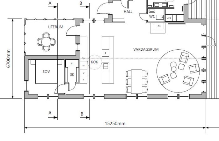 Ritning av en bostadsplan med markerade avsnitt för sovrum, kök, vardagsrum, hall, och WC samt möblemang och måttangivelser.