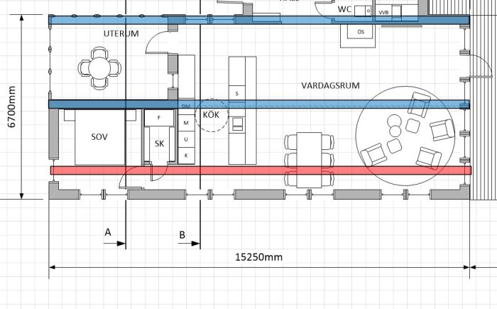 Planritning av hus med markerad indragen plintrad i rött längs ena långsidan.