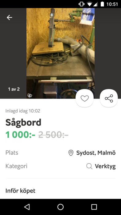 Begagnat sågbord i arbetsmiljö med synlig sågklinga och arbetsbänk, inte vinklingsbar enligt text.