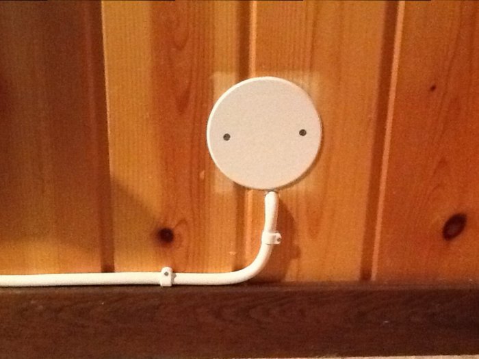 Elektrisk dosa med lock på trävägg, WAGO 222 klämmor inuti och elrör som leder till dosan.