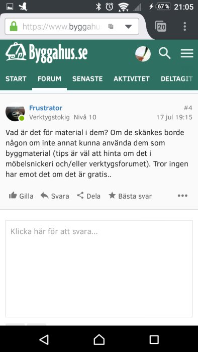 Skärmdump från diskussionsforum med inlägg om byggmaterial för kyrkbänkar.