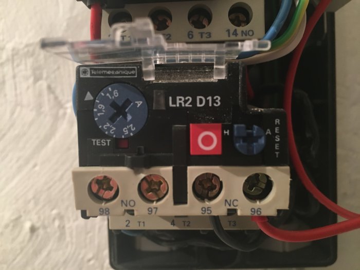 Telemecanique motorskyddsvakt närbild med inställd ström på 1,8 A, reset-knapp och ledningar.