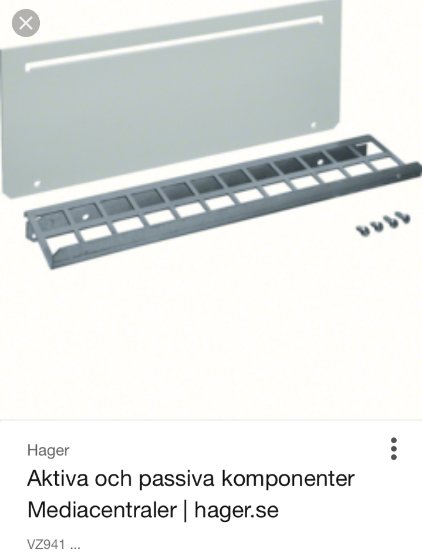 Hager mediacentralens delar inklusive monteringsplatta och kabelfäste.