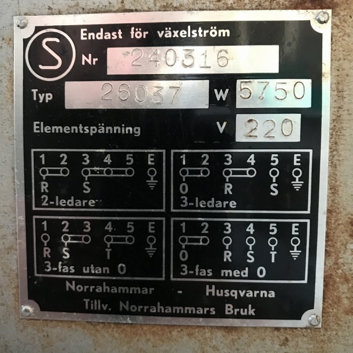 Typskylt på spis som visar tekniska specifikationer och elanslutningsscheman.