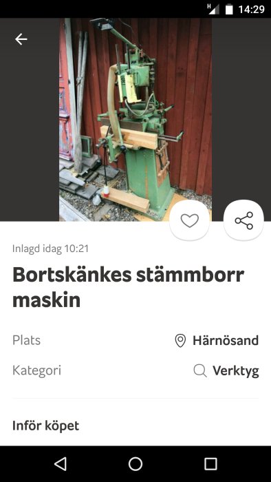 Grön stämborr maskin mot röd vägg med texten "Bortskänkes stämborr maskin" på displayen.