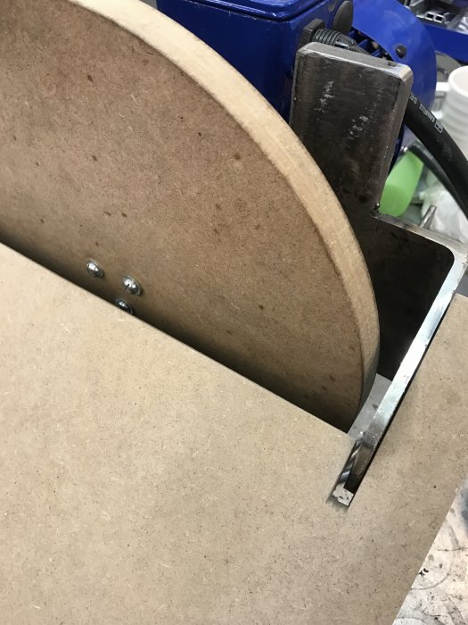 MDF-prototyp av tiltbart bord med spaltproblem vid tiltning mot tallriksputs.