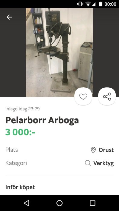 Gammal pelarborr maskin av märket Arboga i ett garage.