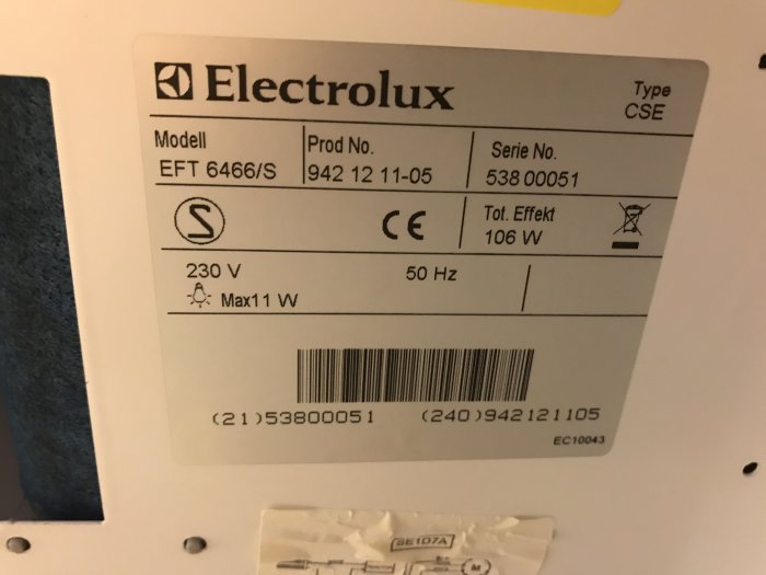 Typskylt för Electrolux köksfläkt modell EFT 6466/S med teknisk information.