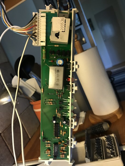 Kretskortet till en Electrolux EFT 6466/S köksfläkt, visande komponenter och kopplingar.