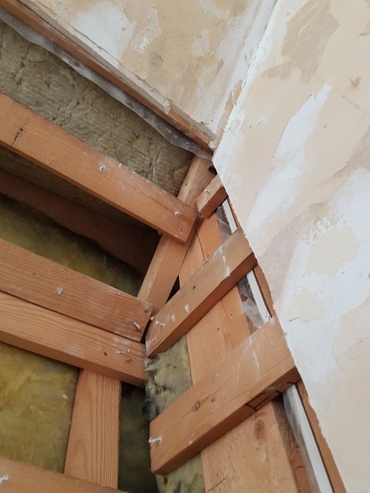 Gipsskiva monterad direkt mot isolering utan synlig diffspärr i ett hus under renovering.
