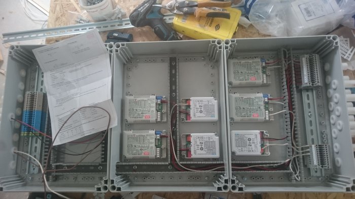 Elektriskt kapslad låda med styrdon och kablar installerade, i en pågående belysningsprojekt.