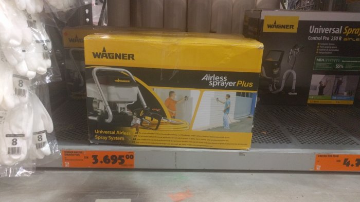 Wagner Airless Sprayer Plus förpackning på butikshylla med priset 3.695 kronor och Wagner Control Pro 250 i bakgrunden.