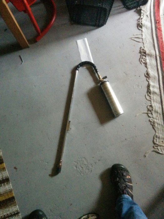 Liggande slägga och ogräsbrännare omvandlade till verktyg för att smida en krok.