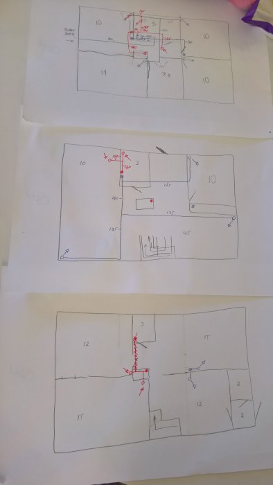 Tre handritade skisser av en husritning med markerade mått och anteckningar för installation av ventilationssystem.