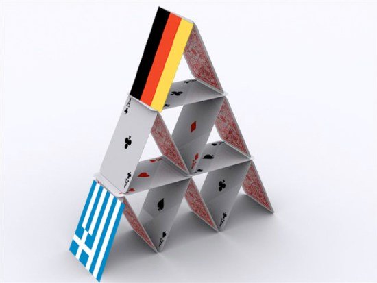 Pyramid konstruerad av spelkort med tysk och grekisk flagga på toppkorten.