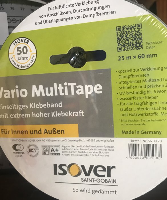 Rulle av ISOVER Vario Multitape, svart, med text om produktens egenskaper och användningsområden.
