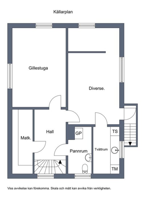 Planritning av en källarvåning med gillestuga, diverse rum, hall, pannrum, tvättrum och teknikrum.